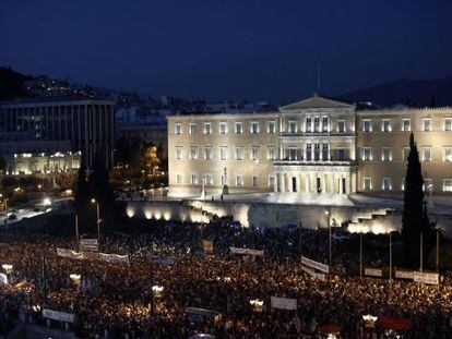 Manifestantes contra o plano de austeridade em Atenas.