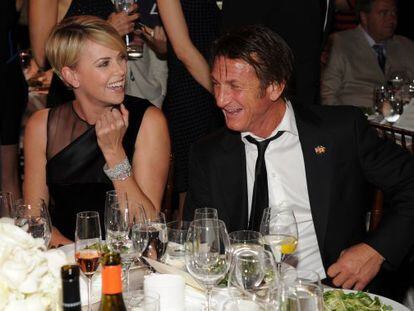 Charlize Theron e Sean Penn na gala beneficente do ator pelo Haiti, sábado.
