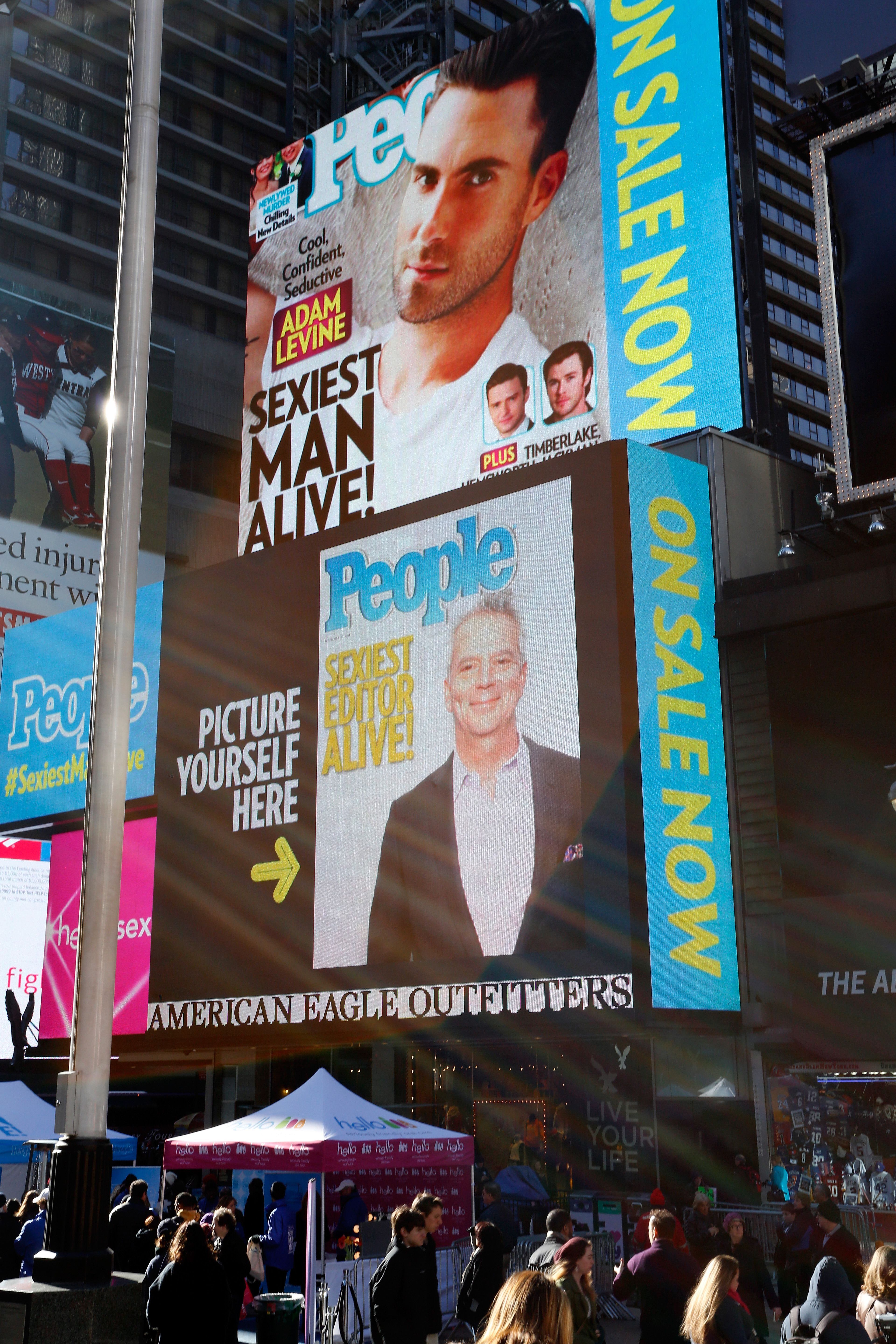 Uma grande tela na Times Square, Nova York, projetou em novembro de 2013 a capa da revista People com o cantor Adam Levine, eleito nesse ano como o homem mais sexy. 