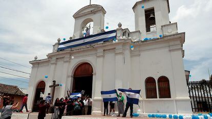 Paroquianos comparecem a uma missa em comemoração ao terceiro aniversário dos protestos contra o Governo de Daniel Ortega, em Masaya (Nicarágua), em 18 de abril de 2021.