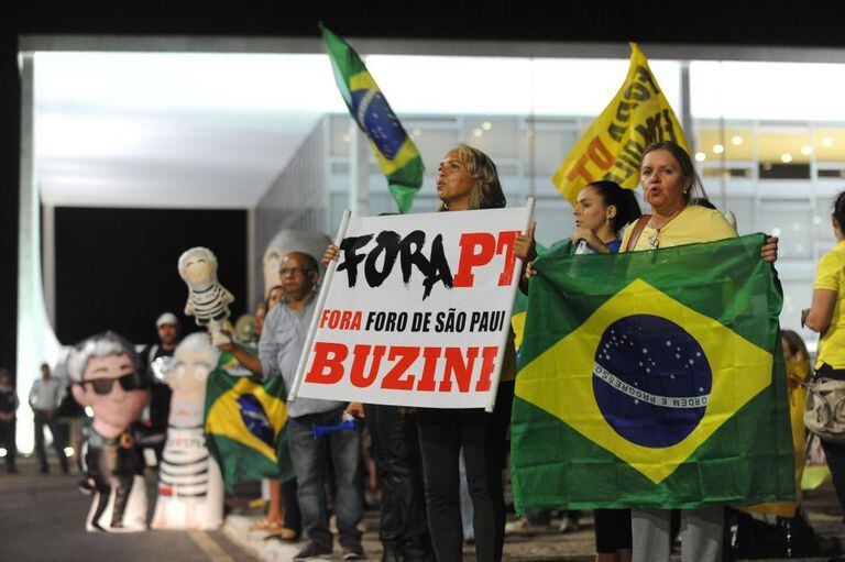 Manifestantes contrários ao Governo petista protestam em frente ao Palácio do Planalto, no dia 4 de março.