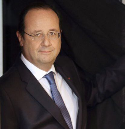 O presidente francês, François Hollande, sai de uma cabine de votação na cidade de Tulle.
