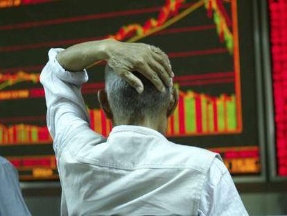 Um investidor revisa tela com informações da bolsa de valores em Pequim.