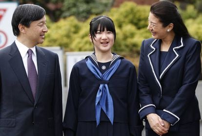 O príncipe Naruhito, herdeiro do Japão, com sua filha Aiko (no centro) e sua esposa, a princesa Masako, em março de 2017