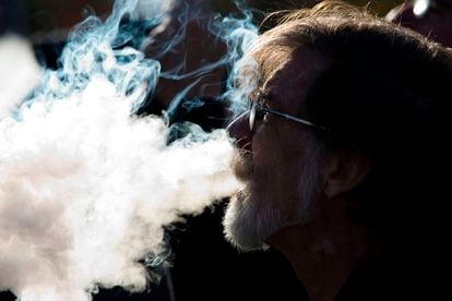 Homem fuma cigarro eletrônico durante protesto contra a proibição pelos EUA do uso de sabores nesse tipo de produto, em Washington.