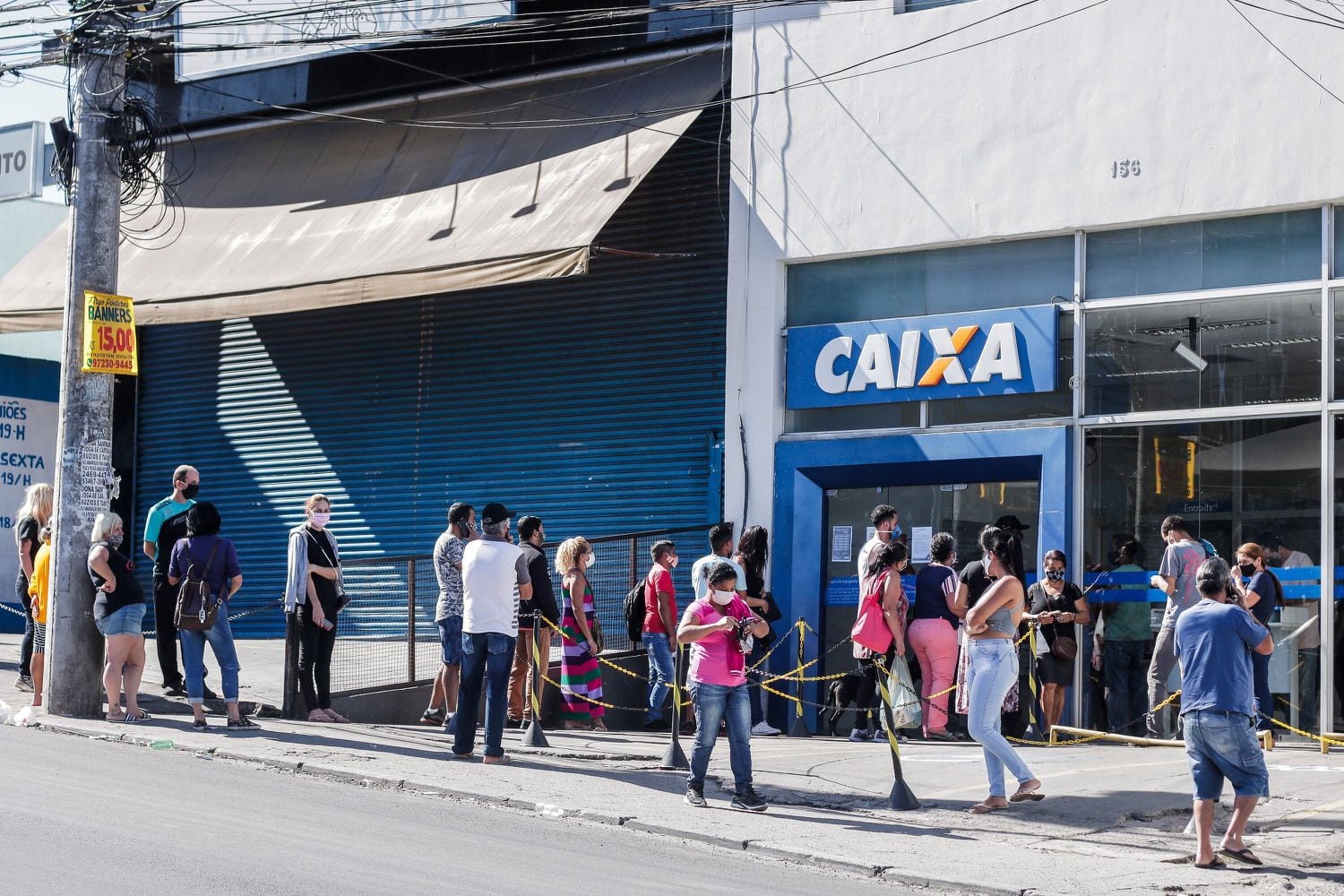 Fila na frente de uma agência da Caixa em São Paulo, onde muitas pessoas buscavam retirar o auxílio emergencial.