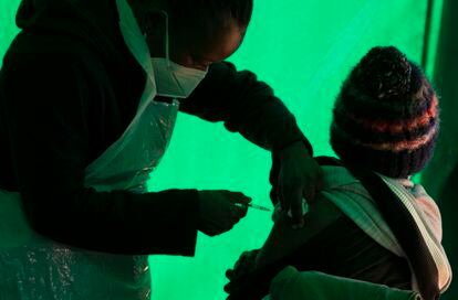 Paciente recebe injeção da vacina Pfizer numa clínica de Orange Farm, perto de Johannesburgo, na África do Sul, em junho deste ano.