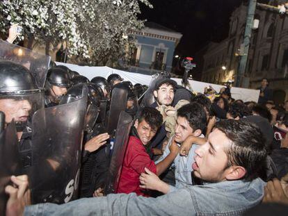 Manifestantes enfrentam a polícia em Quito.