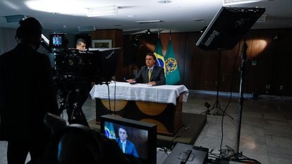 O presidente Bolsonaro durante gravação de pronunciamento oficial sobre vacinas contra covid-19.