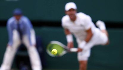 Mischa Zverev saca durante a partida contra Federer.