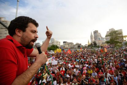 Guilherme Boulos discursa em protesto em 20 de fevereiro. 
