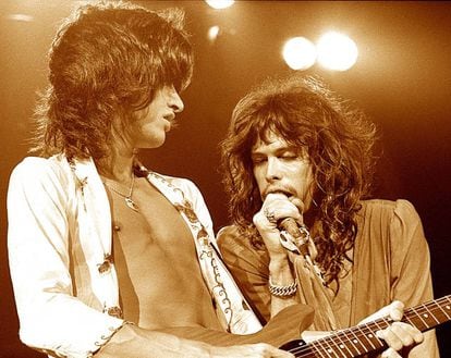 Joe Perry e Steven Tyler, do Aerosmith, durante um show em 1975. Os dois músicos eram conhecidos como The Toxic Twins (Os Gêmeos Tóxicos) por seu vício em substâncias. GETTY
