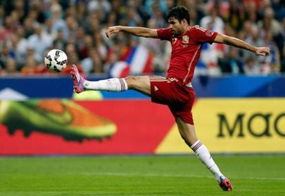 Diego Costa tenta controlar a bola.