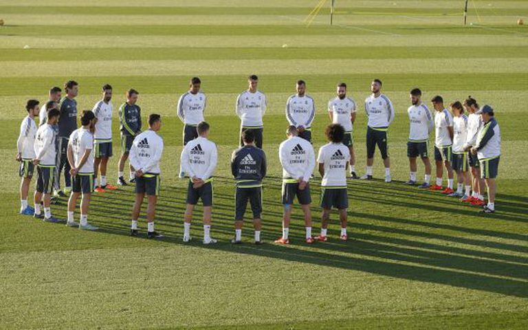 Jogadores fazem minuto de silêncio pelas vítimas dos atentados.