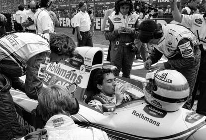 Ayrton Senna antes do início da corrida do Grande Prêmio de San Marino de 1994, onde perdeu a vida depois de seu carro se espatifar na curva Tamburello durante a sétima volta. O piloto tinha 34 anos.