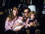Retrato familiar de Mia Farrow, Woody Allen y sus hijos Satchel (después Ronan) y Dylan realizado a inicios de 1988.