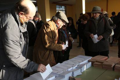 Votantes elegendo suas cédulas para o Congresso e o Senado, durante a passada cita eleitoral do 20-D.
