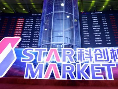 Telão eletrônico do STAR Market, nesta segunda-feira.