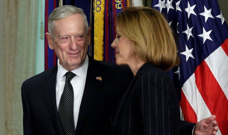 O secretário da Defesa dos EUA, James Mattis, e a ministra María Dolores de Cospedal no Pentágono em 23 de março.