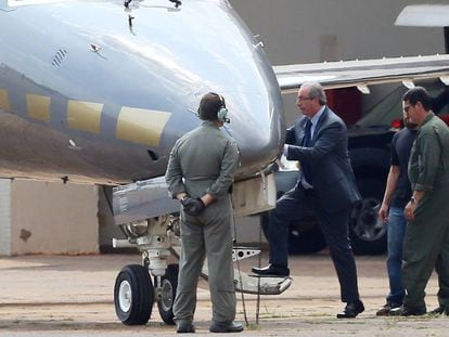 Preso, Eduardo Cunha é conduzido para avião da PF.