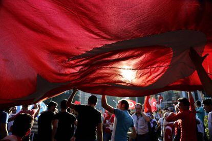 Cidadãos turcos protestam contra o golpe de Estado em Ancara.