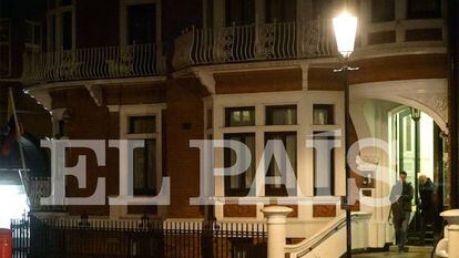 Soler deixa a embaixada do Equador em Londres em 9 de novembro após encontrar Assange.