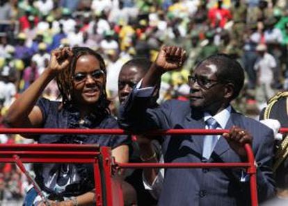 Robert Mugabe e sua mulher, Grace, acenam para o público na posse dele para o seu sétimo mandato presidencial, no Estádio Nacional, em agosto de 2013.
