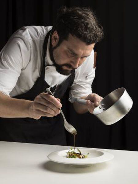 Fer Rivarola, em sua cozinha.