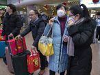 Un grupo de viajeros usan este martes mascarillas en la Estación de Tren del Oeste de Pekín.