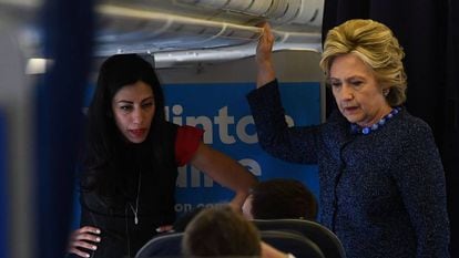 Huma Abedin e Hillary Clinton, na sexta-feira, no avião de campanha.