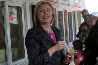 Hillary Clinton toma um sorvete em New Hampshire.