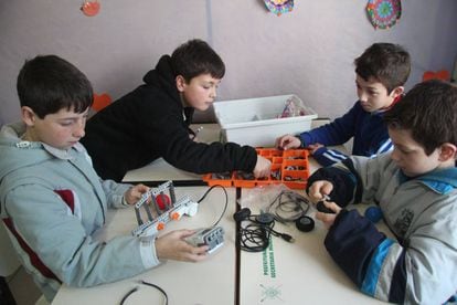 João Vitor, 10 anos (superior à esquerda) e Luis Miguel, 11 anos (inferior à esquerda) programam coluna vertebral de uma chita, com lego.