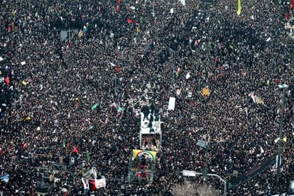 Multidão se reúne na cidade iraniana de Mashhad para homenagear o general Qasem Soleimani.