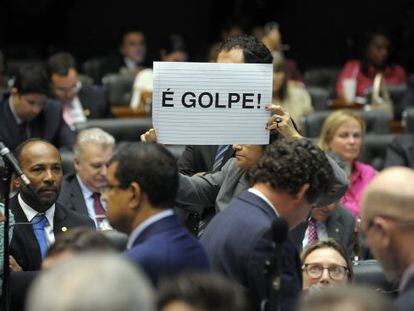 Deputada segura cartaz chamando manobra de Cunha de Golpe.