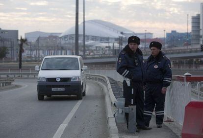 Dois policiais vigiam um acesso ao Parque Olímpico de Sochi.