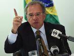 O ministro Paulo Guedes fala durante coletiva de imprensa em Washington, nesta segunda.