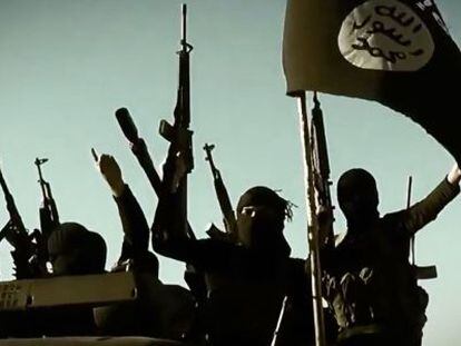 Membros do Estado Islâmico em um vídeo de março.