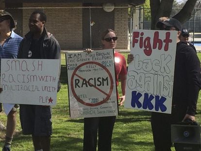 Protesto contra a presença do KKK em Anaheim, antes do incidente.