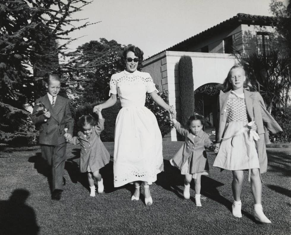 Joan Crawford passeando com seus quatro filhos, Christopher, Cathy, Cynthia, e Christina.