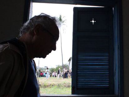 O ex-preso pol&iacute;tico Umberto Trigueiros Lima na casa onde foi torturado no Rio.