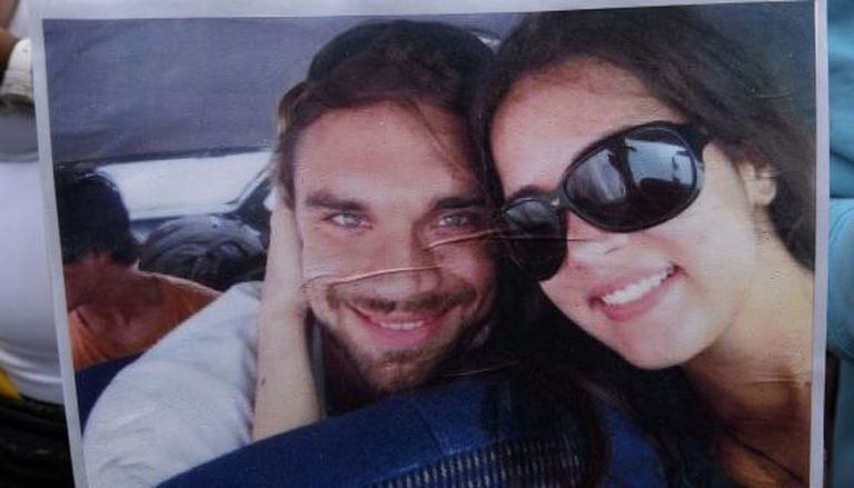 Mónica Spear e o seu ex-marido em um cartaz de um protesto pelo crime.