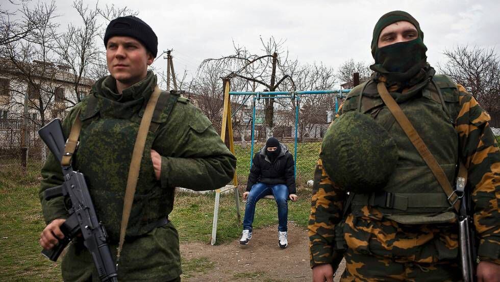 Dois soldados russos em uma base militar da Ucrânia em Bashjisarai, em fevereiro de 2014, durante a anexação.