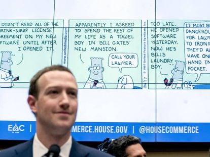 Zuckerberg diante de tirinha de Dilbert que ironiza os termos de adesão às redes sociais usada para questioná-lo na sabatina do Congresso dos EUA.