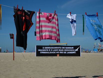 Protesto na praia de Copacabana em 2018 lembra morte da menina Maria Eduarda, e de outras 46 crianças vítimas da violência nos últimos anos.