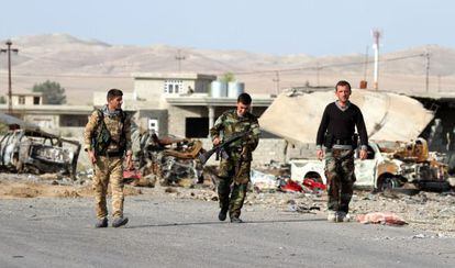 Soldados das forças curdas iraquianas (peshmerga) patrulham um bairro de Musul, norte do Iraque, na quarta-feira.