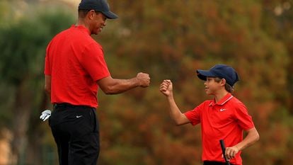Tiger Woods e seu filho Charlie em dezembro.