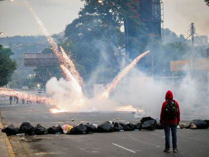 Estudantes e tropa de choque se enfrentam em Caracas.