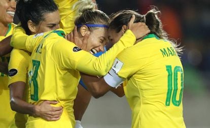 Seleção brasileira comemora vitória sobre o Chile na Copa América, em 18 de abril de 2018.