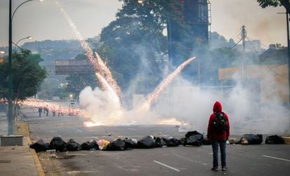 Estudantes e tropa de choque se enfrentam em Caracas.