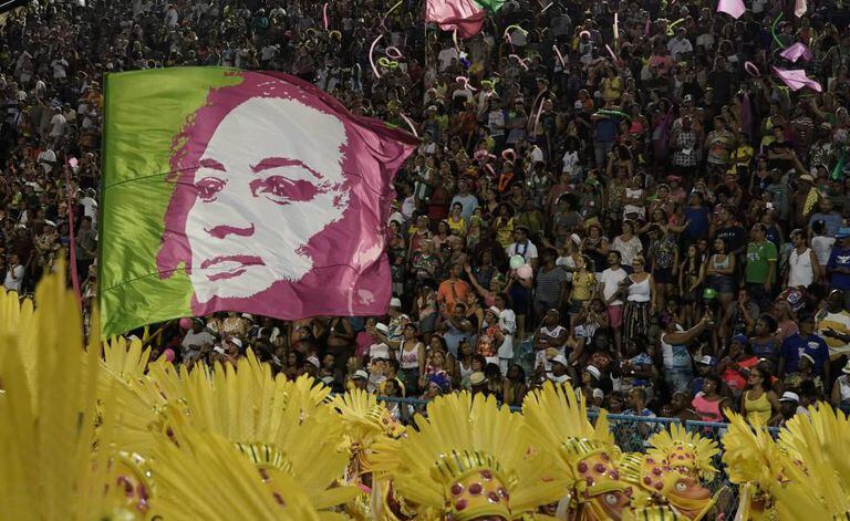 Bandeira com o rosto de Marielle Franco no desfile da Mangueira.